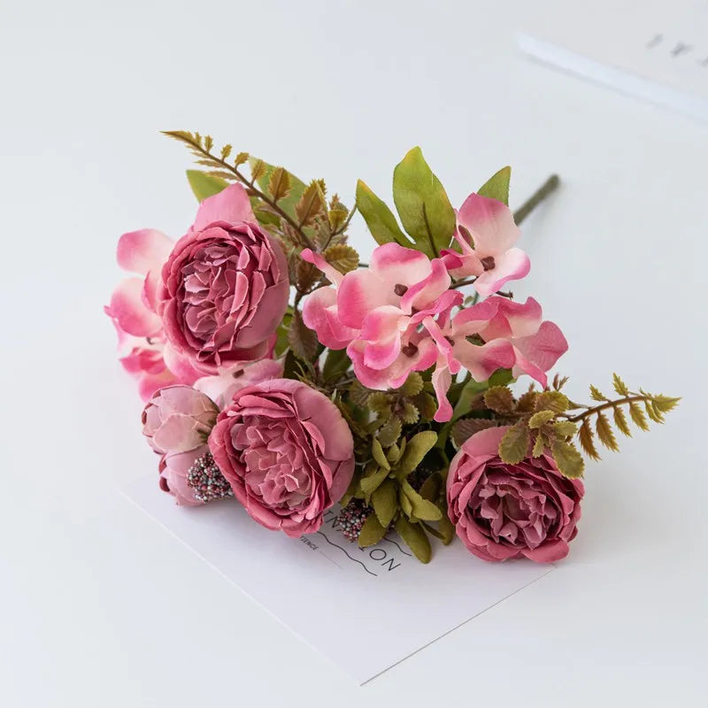 décoration intérieure bouquet fleurs artificielles pivoine rose blanche rouge romantique élégant vase transparent jardins