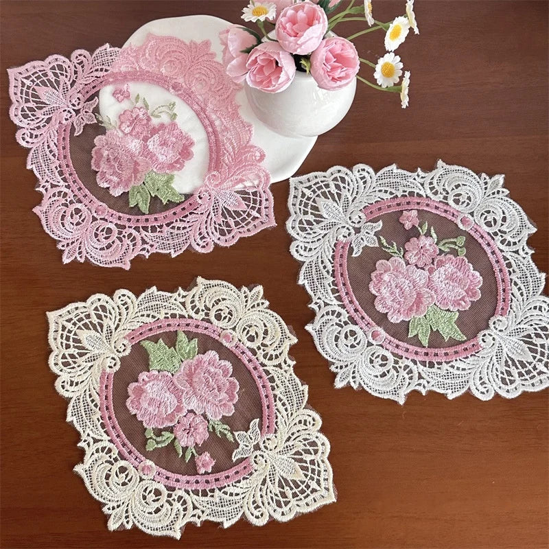 serviettes table vintage broderie florale dentelle rose blanc vert