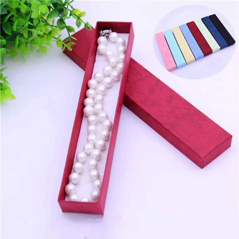 Boîtes à bijoux en carton disposées sur une étagère de décoration intérieure