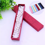 Boîtes à bijoux en carton disposées sur une étagère de décoration intérieure