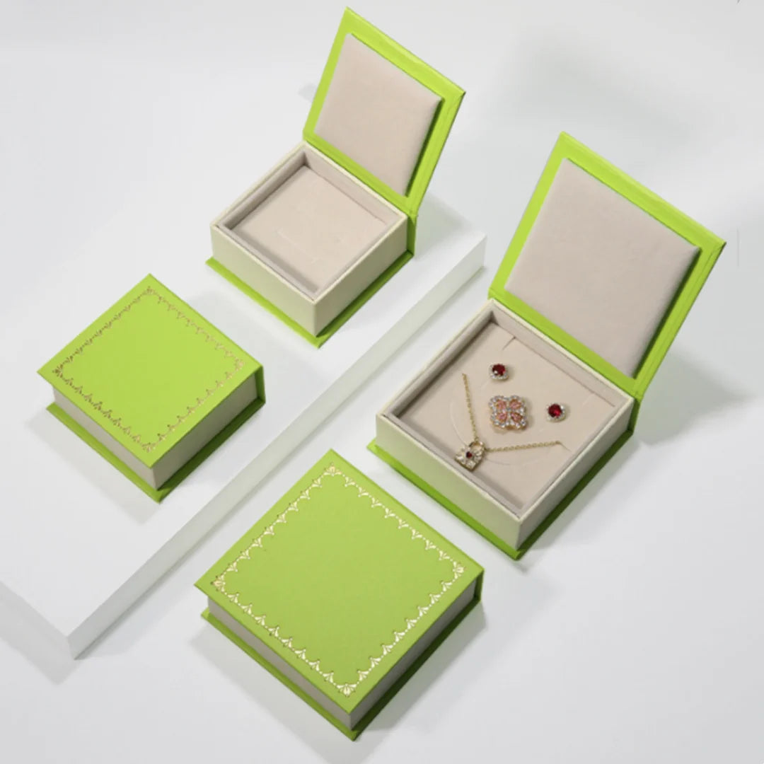 boîtes bijoux vert clair rose pâle boîtes rangement classique bordure dorée colliers boucles d'oreilles