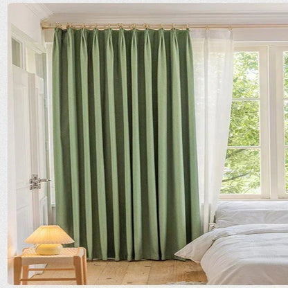 Rideaux verts élégants dans une chambre lumineuse avec fenêtre, apportant une touche de couleur naturelle et un contrôle optimal de la lumière. Design moderne et fonctionnel, parfait pour une décoration intérieure contemporaine.