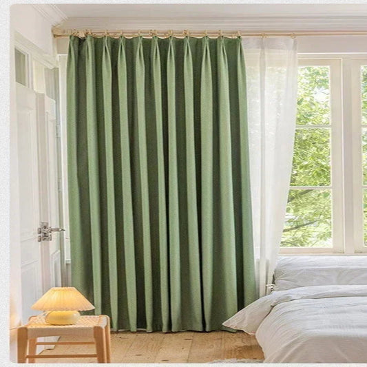 Rideaux verts élégants dans une chambre lumineuse avec fenêtre, apportant une touche de couleur naturelle et un contrôle optimal de la lumière. Design moderne et fonctionnel, parfait pour une décoration intérieure contemporaine.