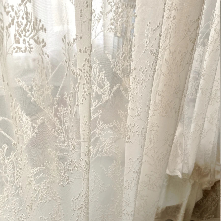 rideau semi transparent broderie florale classique romantique blanc crème chambre coucher decoration salon