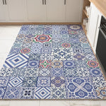 Un beau tapis motifs géométriques bleus et blanc, avec des touches de couleurs, crée une ambiance élégante et chaleureuse dans cette cuisine.