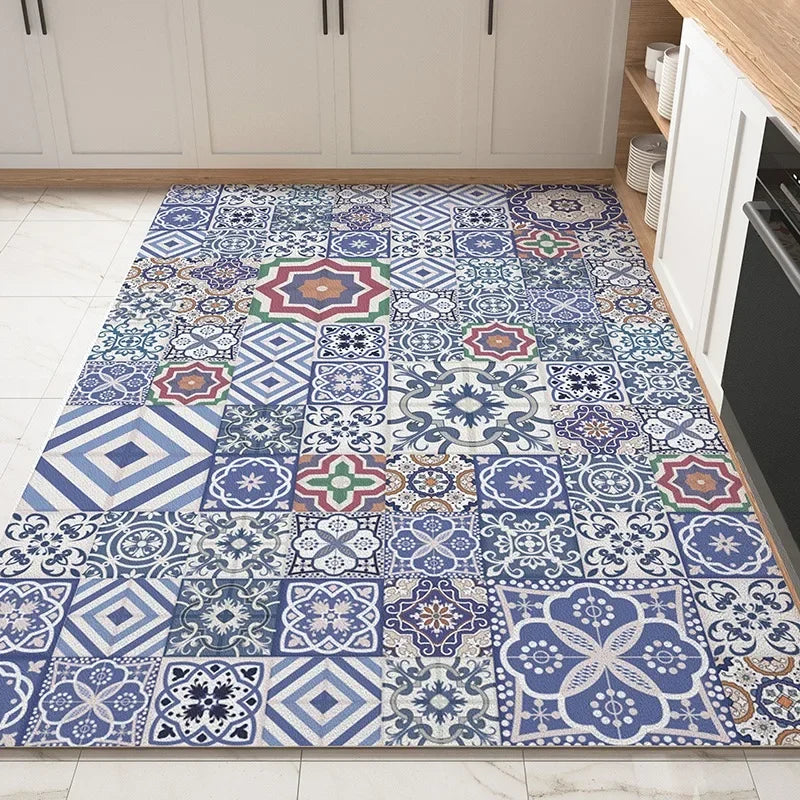 Un beau tapis motifs géométriques bleus et blanc, avec des touches de couleurs, crée une ambiance élégante et chaleureuse dans cette cuisine.