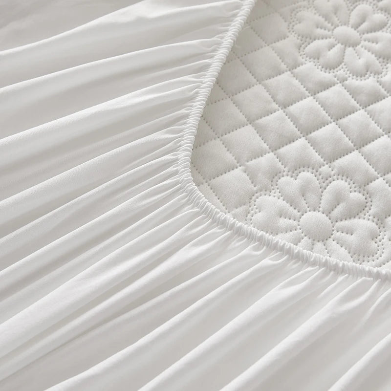 Housse de matelas dans différentes couleurs : blanc, bleu, vert