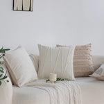 coussin motif feuilles stylisées beige clair moderne opacité 45x45cm franges fixation