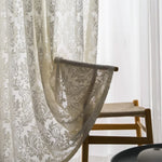 rideau classique brodé motif floral beige gris clair élégant salon chambre fenêtre maison