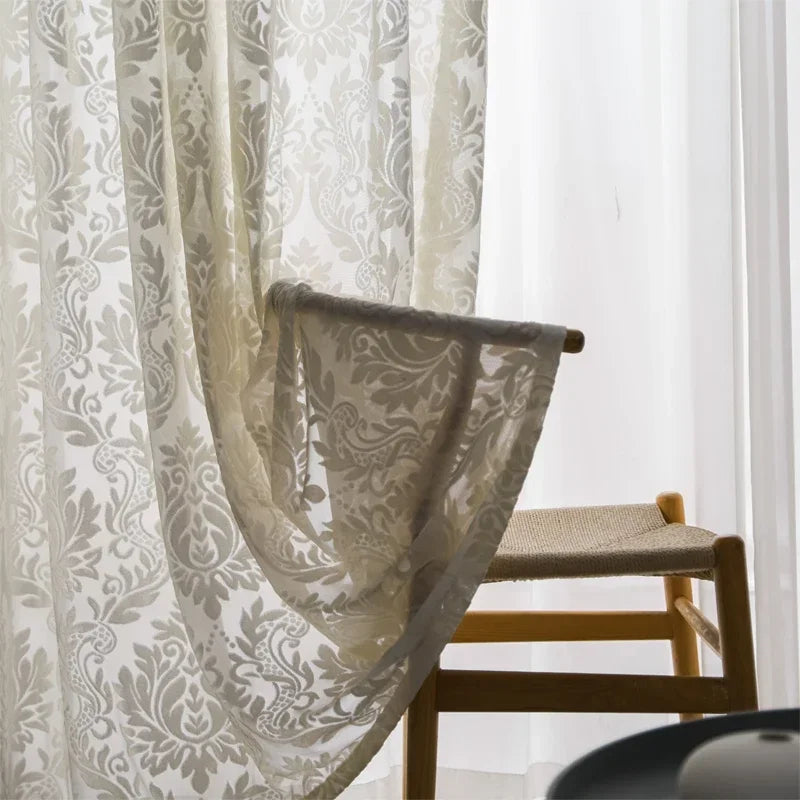 rideau classique brodé motif floral beige gris clair élégant salon chambre fenêtre maison