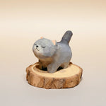 statue moderne chat marron clair bois sculpté décoration intérieure minimaliste aspect géométrique