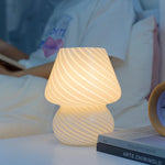 Lampe champignon verre sur table de chevet ambiance tamisée