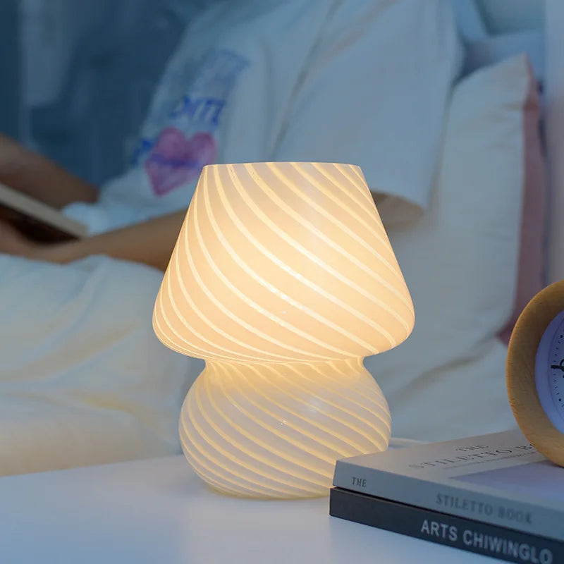 Lampe champignon verre sur table de chevet ambiance tamisée
