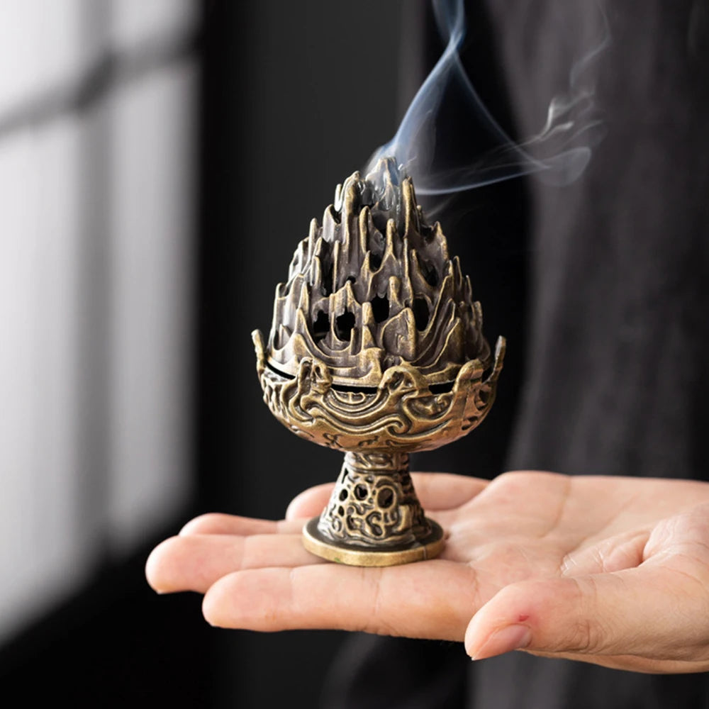 diffuseur d'encens bougie artisanal ornement métal doré motifs floraux couvercle bâtonnets pince bois salon