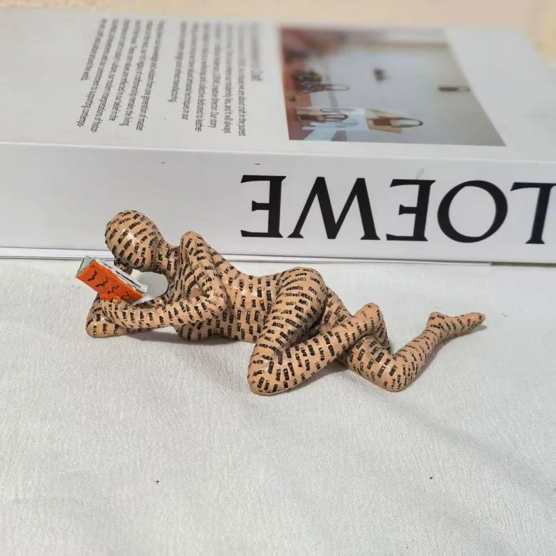 figurines decoratives modernes personnages lisant livres piles livres beige blanc orange minimaliste