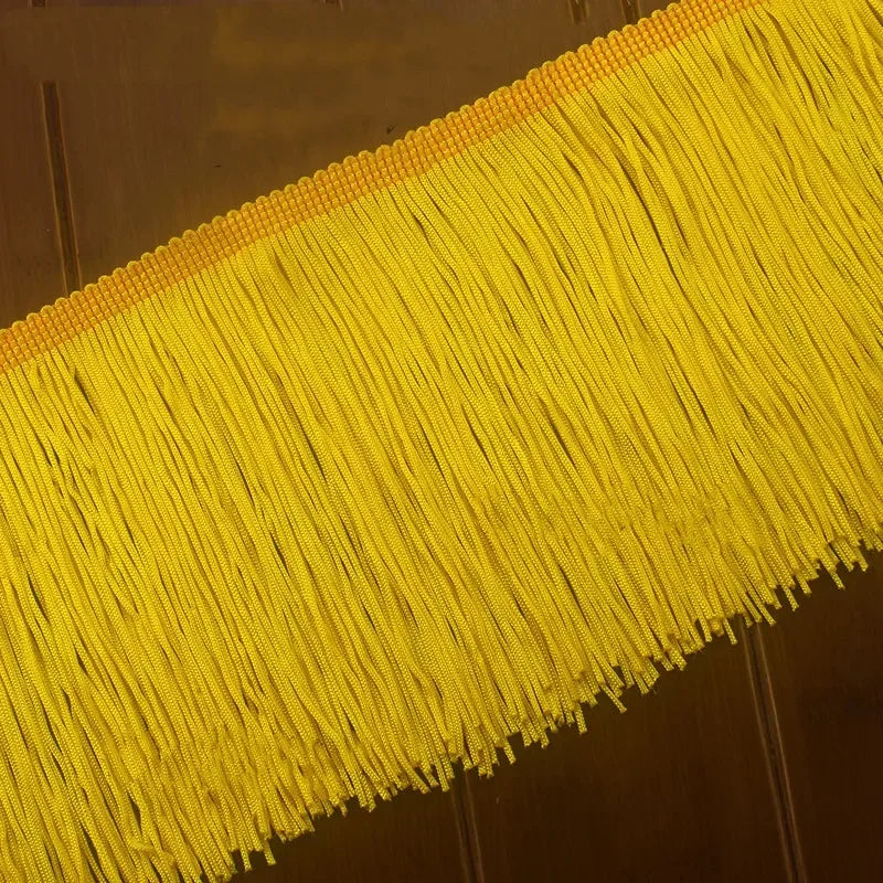 Frange dentelle noire sur coussin décoratif