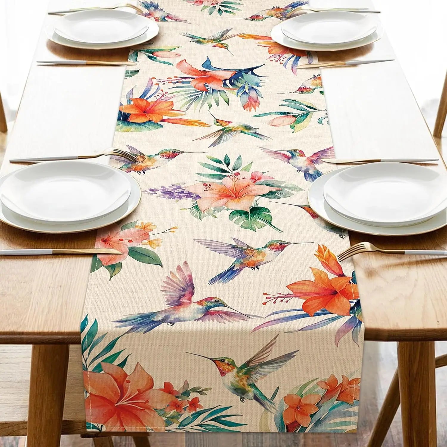 Élégant chemin de table orné de motifs floraux tropicaux colorés et d'oiseaux-mouches volants, créant une atmosphère chaleureuse et accueillante pour la table.