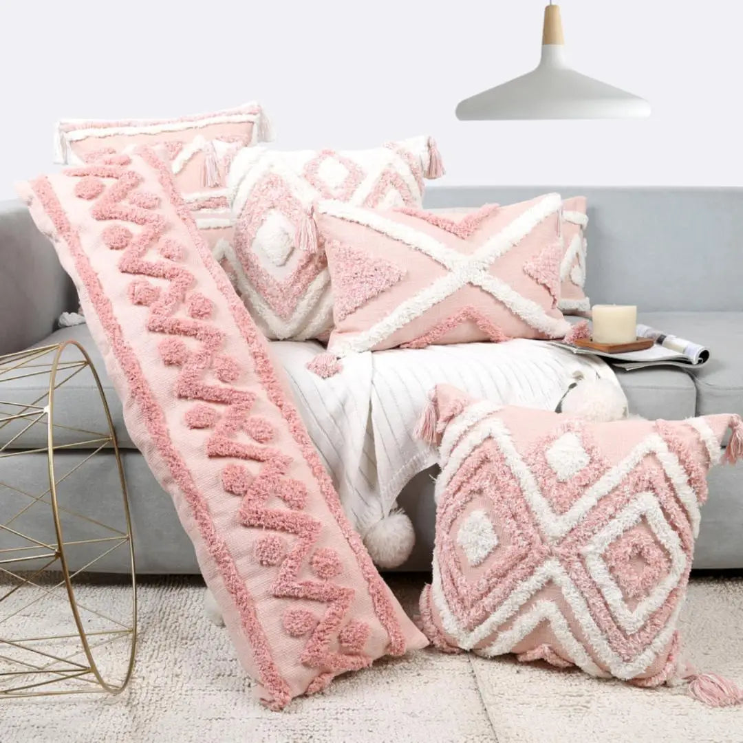 coussins boho chic rose clair blanc motif géométrique pompons opaques adhésifs