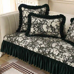 Magnifique ensemble de literie aux motifs floraux élégants sur un fond sombre, créant une ambiance raffinée et sophistiquée dans cette chambre.