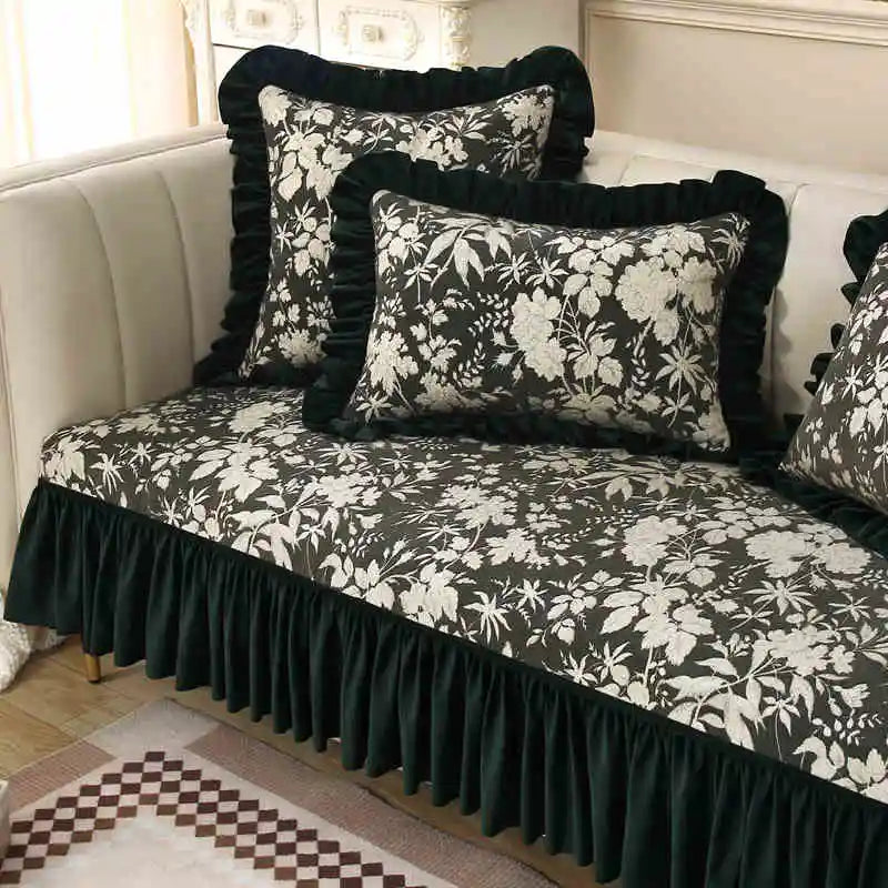 Magnifique ensemble de literie aux motifs floraux élégants sur un fond sombre, créant une ambiance raffinée et sophistiquée dans cette chambre.