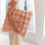 coussin carré moderne gris beige blanc rose pâle lavable 45x45cm bouclé