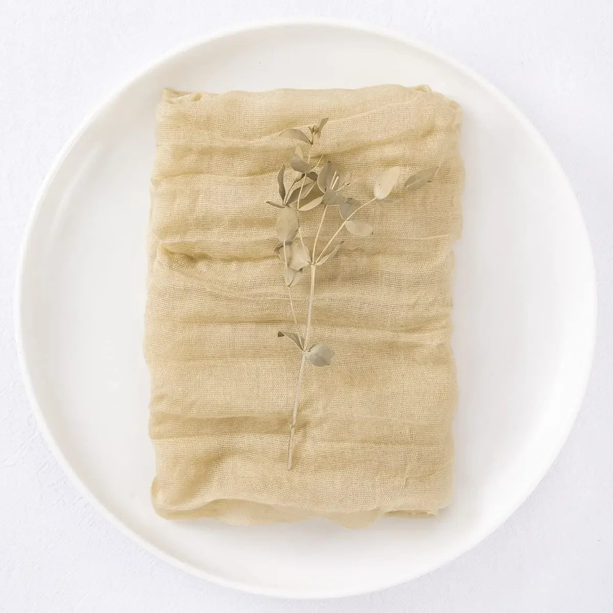 serviettes tissu polyester pliées gris rose vert texture ondulée clips métalliques classiques maison restaurant