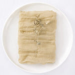 serviettes tissu polyester pliées gris rose vert texture ondulée clips métalliques classiques maison restaurant