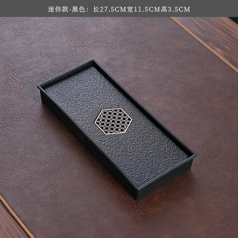 plateau thé noir insert doré traditionnel asiatique service table texture bois clair tasses théière