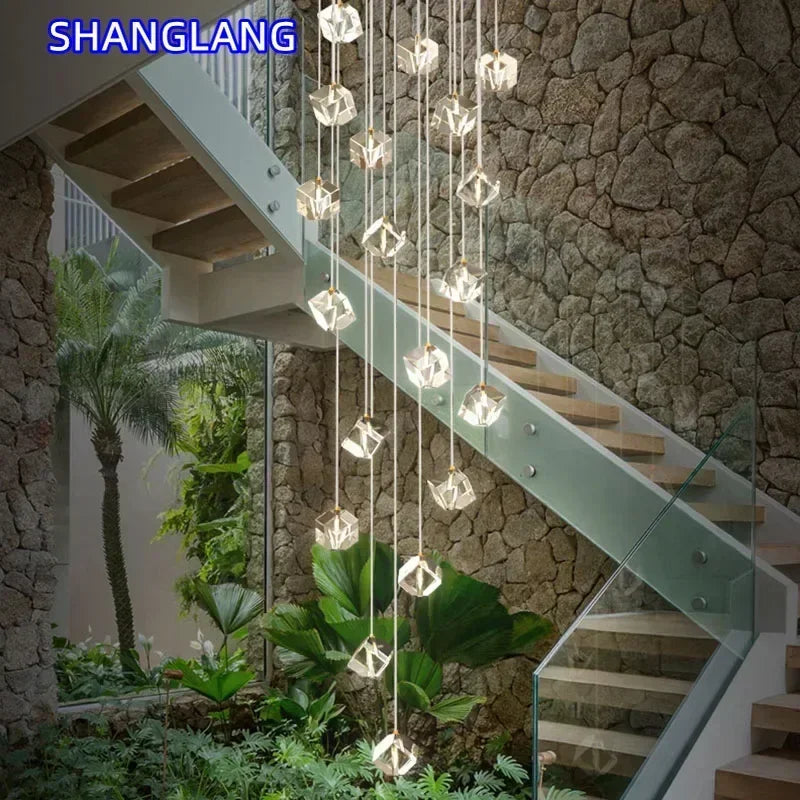 suspension lumineuse moderne transparente dorée facettes géométriques élégantes multiples lampes