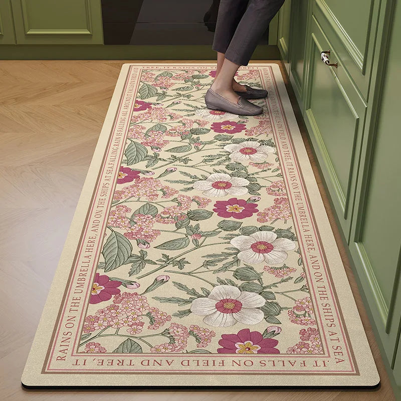 Tapis de couloir avec un motif floral élégant et coloré, composé de fleurs roses, blanches et vertes sur un fond clair, créant une ambiance chaleureuse et accueillante.