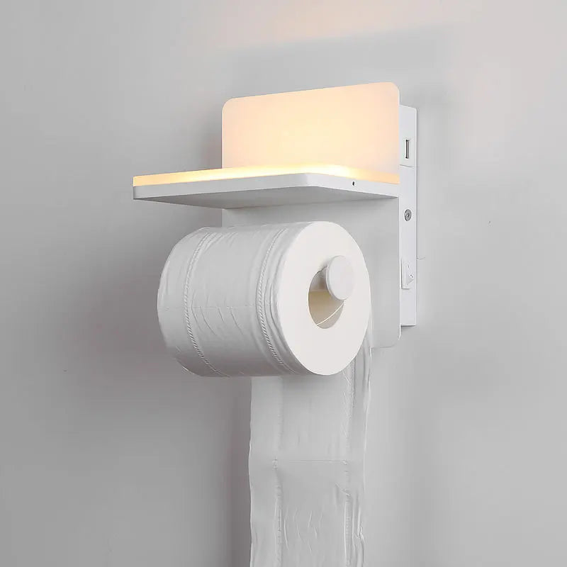 Applique murale installée dans une salle de bains moderne avec éclairage chaud
