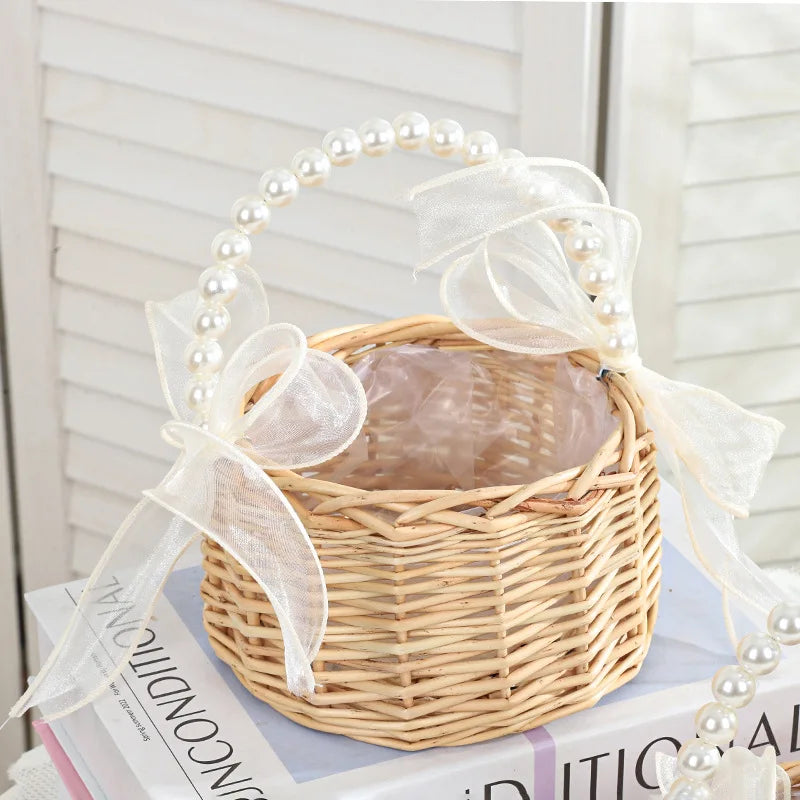 panier osier tressé manche rubans blanc fleurs artificielles mariage romantique décorationintérieur classique