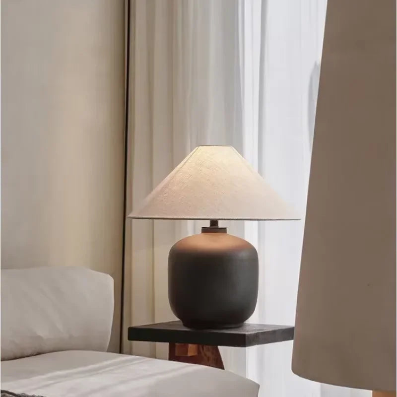 lampe table moderne céramique beige noir abatjour tige noire minimaliste lumière chaude froide