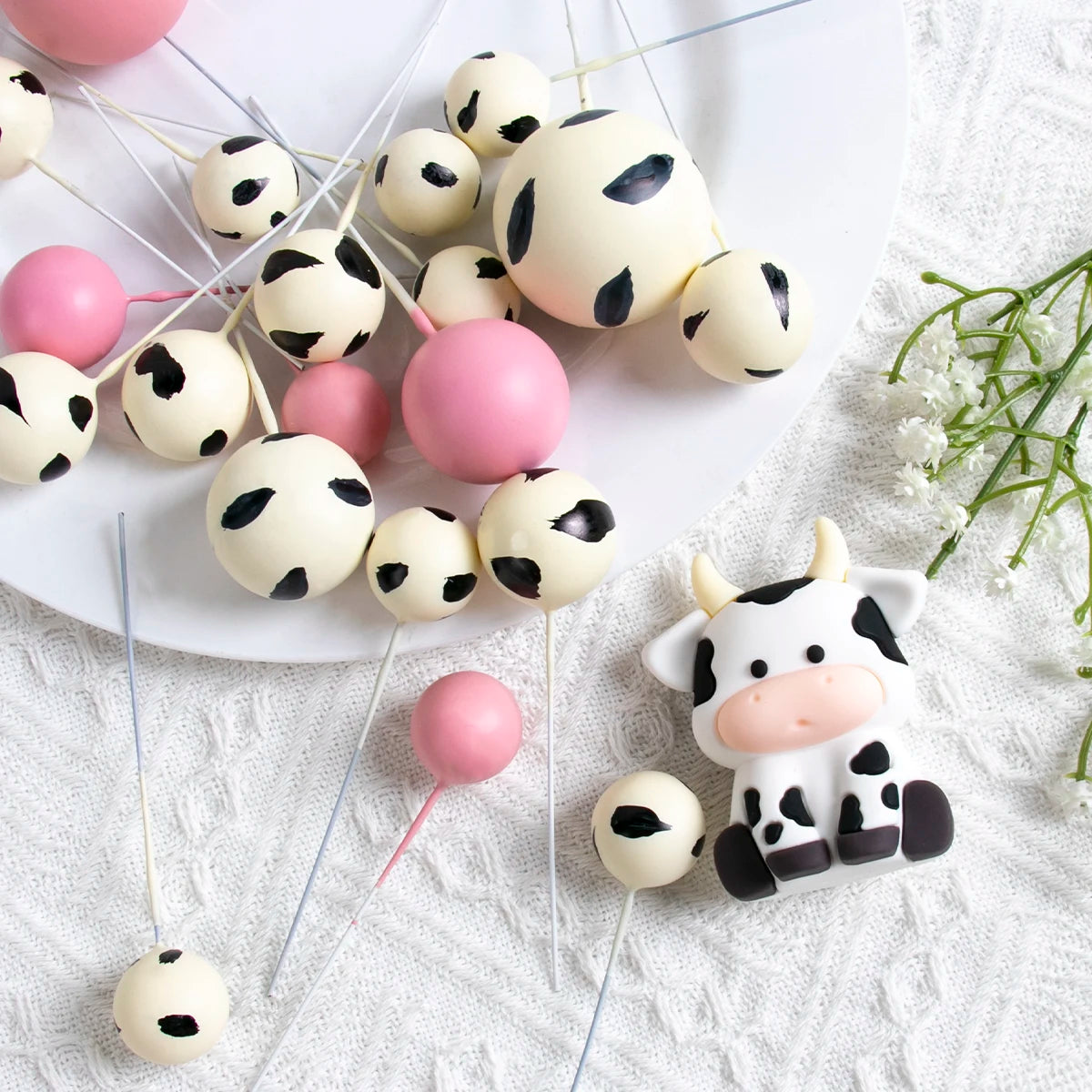 décoration gâteau thème vache anniversaire lettres ONE BABY boules roses blanches farmhouse party