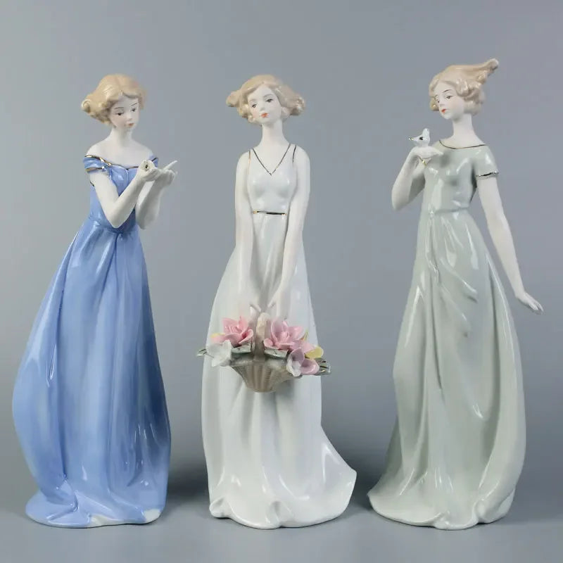 décoration maison porcelaine vintage figurines femmes motifs floraux bleu clair blanc