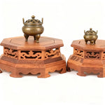 support vase bois artisanal marron clair texture naturelle découpes géométriques traditionnel métalliques
