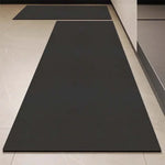 Ce tapis carré noir aux lignes géométriques apporte une touche minimaliste et contemporaine à tout intérieur.