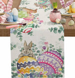 Cette décoration de table de Pâques présente de ravissants motifs de lapins mignons et d'oeufs décorés, entourés de fleurs et de feuillages de printemps, créant une ambiance chaleureuse et festive.
