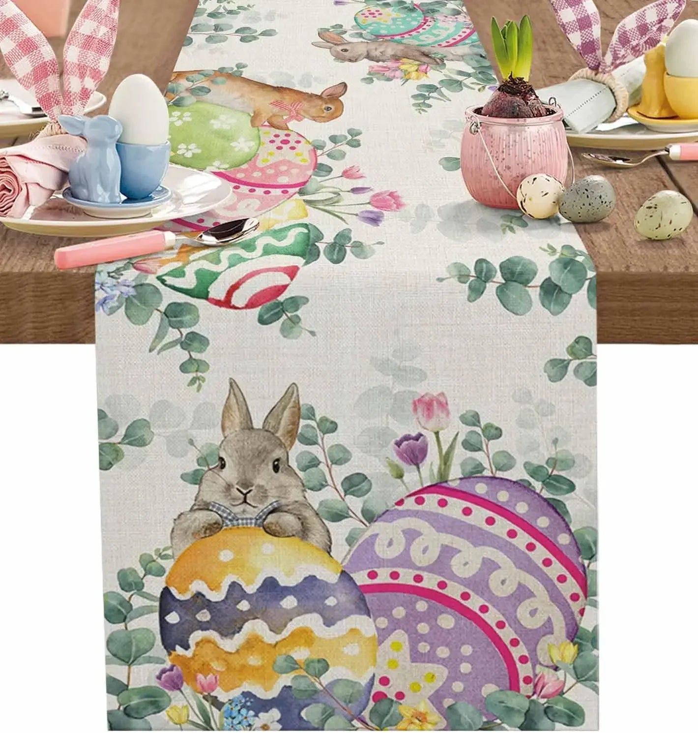 Cette décoration de table de Pâques présente de ravissants motifs de lapins mignons et d'oeufs décorés, entourés de fleurs et de feuillages de printemps, créant une ambiance chaleureuse et festive.