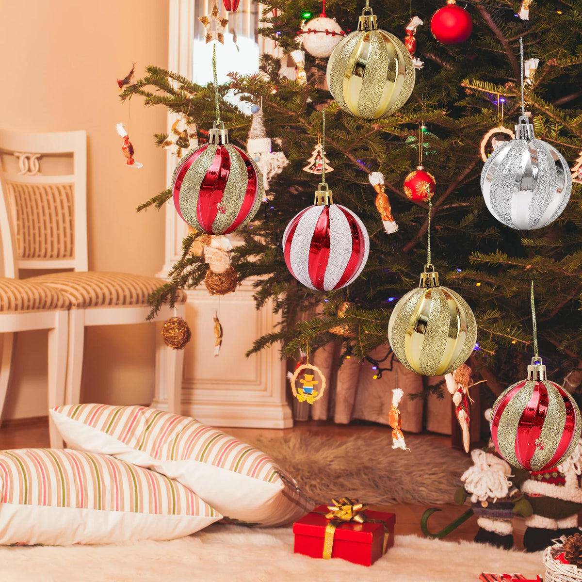 Décoration de Noël moderne avec boules en spirale dans un intérieur chaleureux