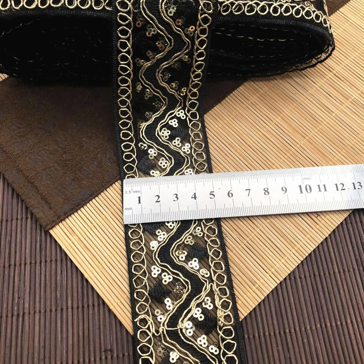 ruban dentelle brodé adhésif motif floral noir or couture mariage décoration couture