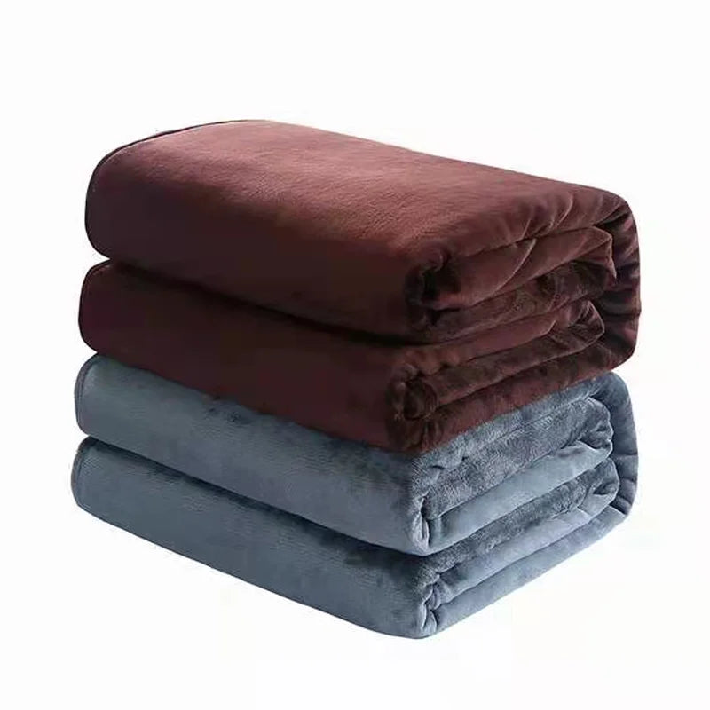 Couverture bleue douce pliée sur canapé