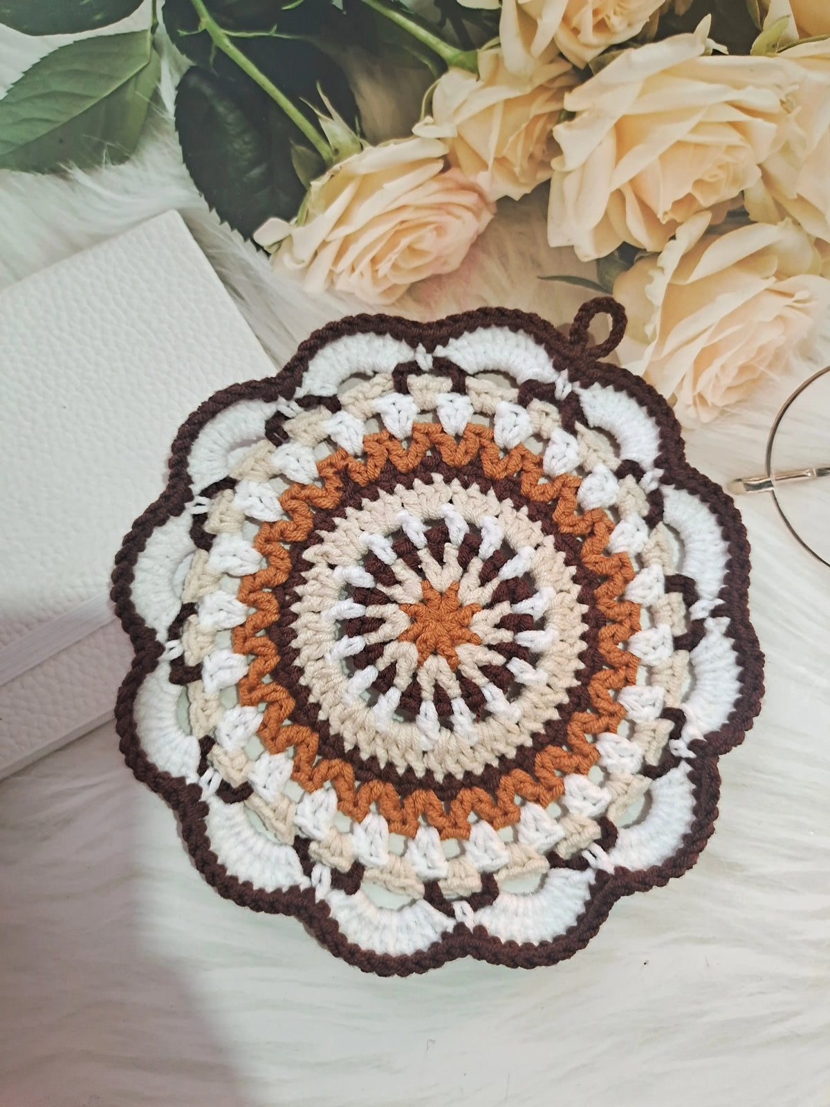 serviettes table crochet motif circulaire couleurs vives main d'oeuvre artisanale pastoral annuel arrière rouleau