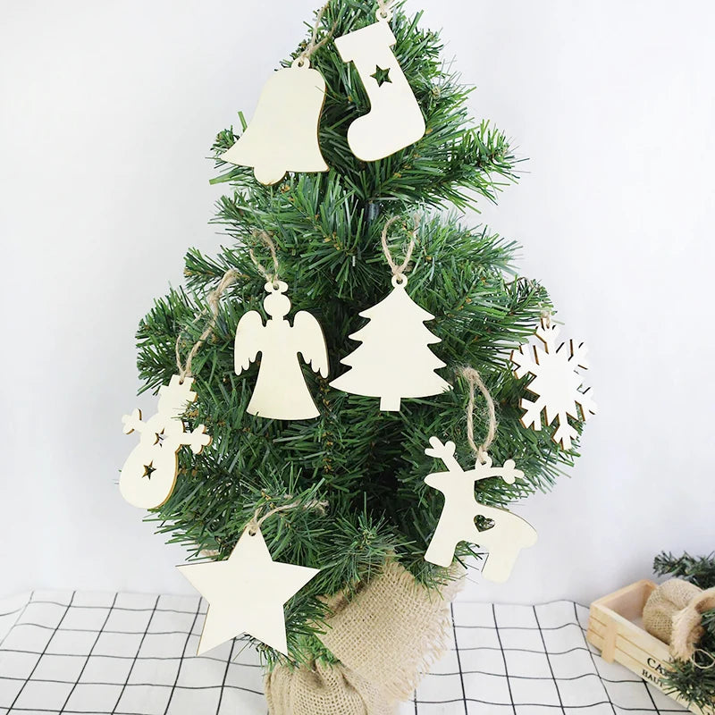 Sapin décoré avec boules et figurines en bois brut naturel