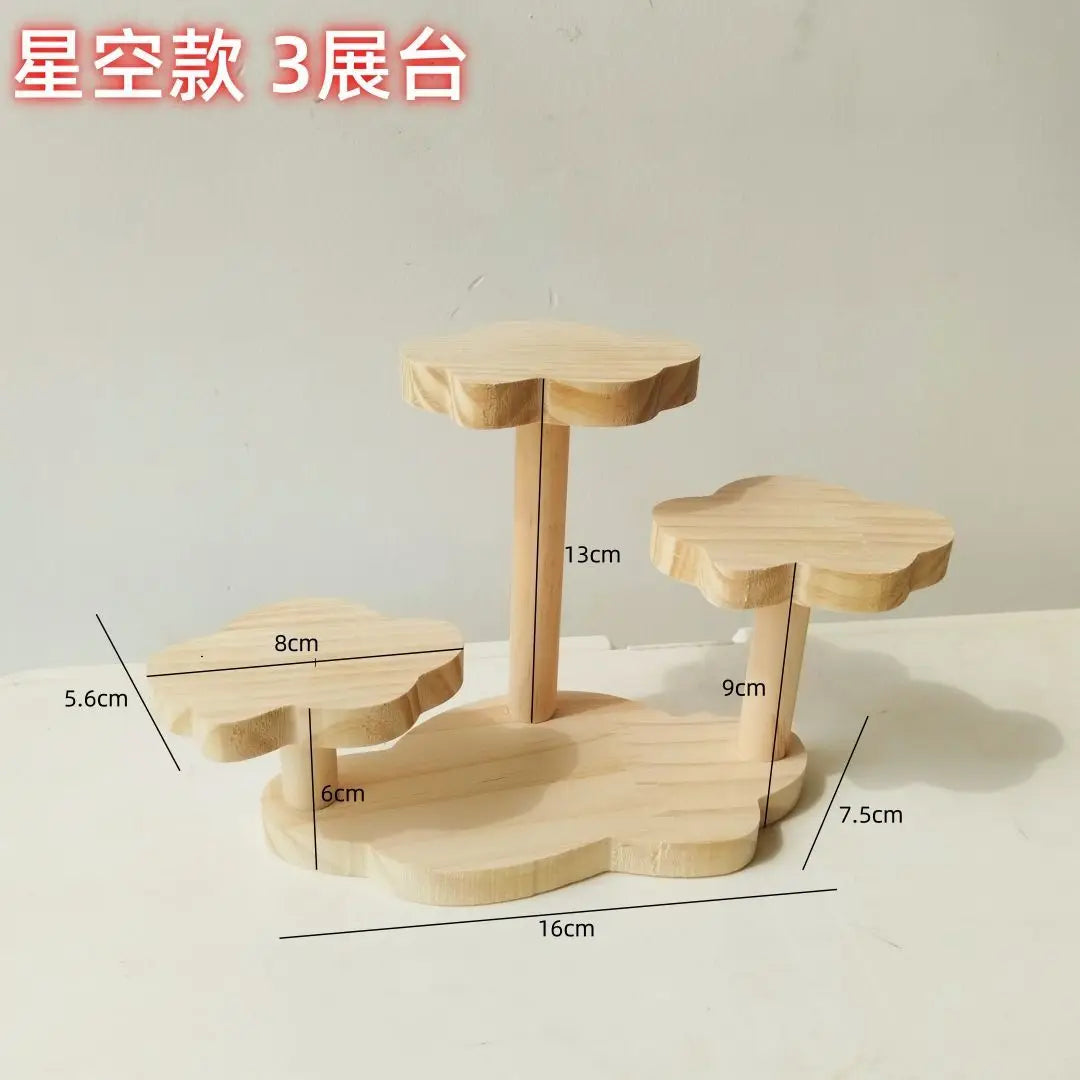 présentoir bois multi niveaux figurines décoratives animaux personnages couleurs vives enfantin artisanal