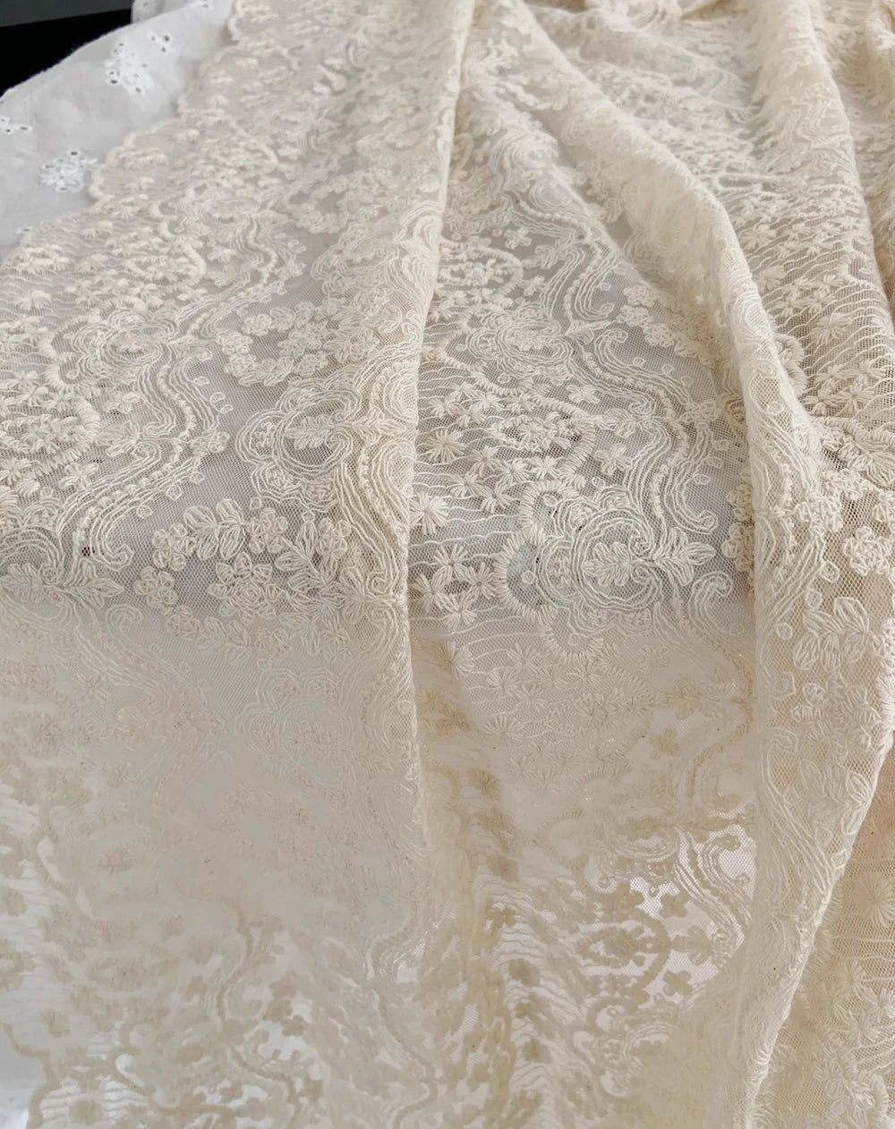 tissu dentelle blanche crème floral ajouré translucide classique élégant polyester coton largeur 150cm écologique