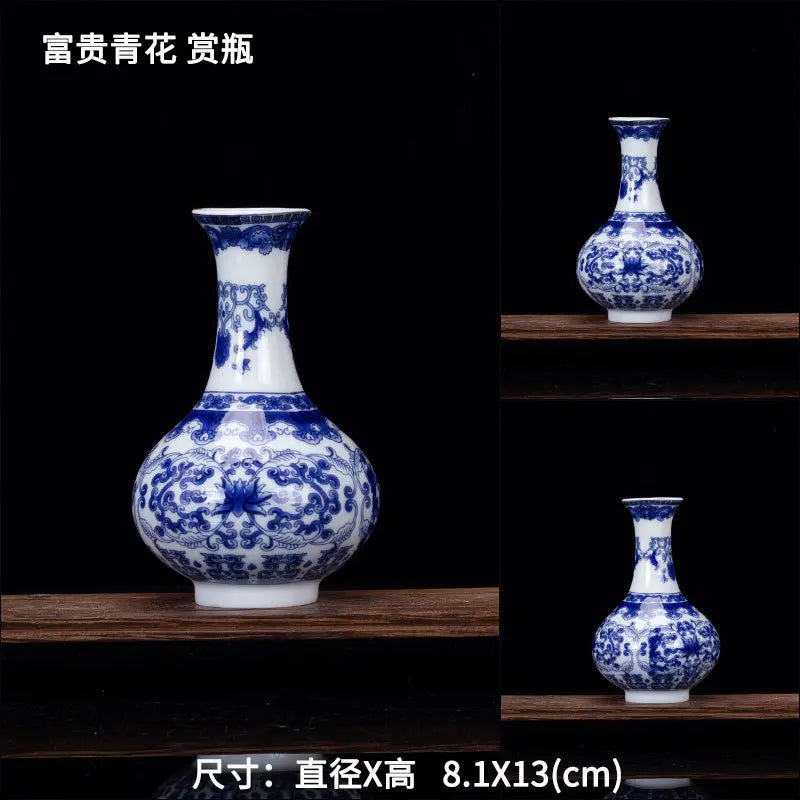 Magnifiques vases de porcelaine bleu et blanc ornés de motifs floraux délicats.