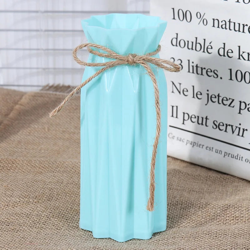 vases décoratifs modernes plissés fleurs artificielles couleurs variées salon minimaliste