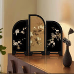 paravent artisanal traditionnel fleurs oiseaux texture parchemin noir doré maison salon