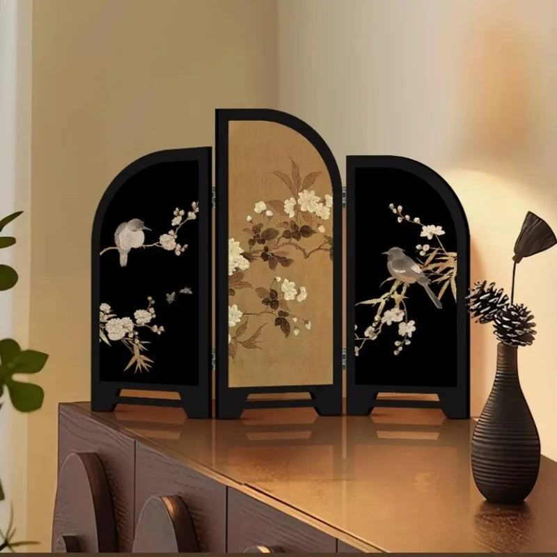 paravent artisanal traditionnel fleurs oiseaux texture parchemin noir doré maison salon